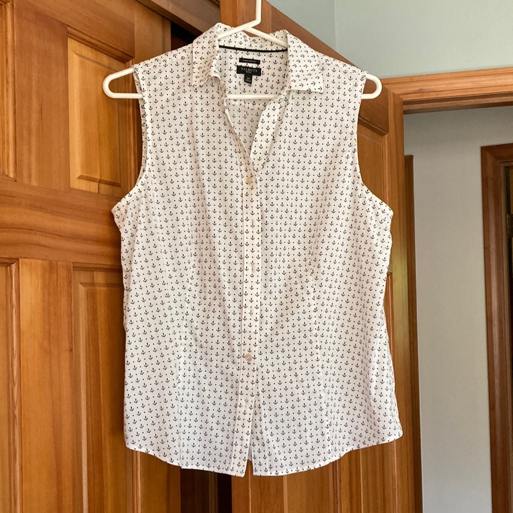 Talbot sleeveless blouse. Cotton, button up. White with black anchors.